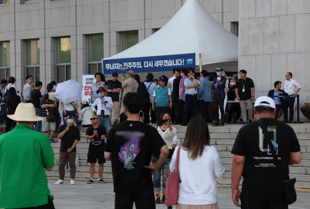지난달 31일 오후 서울 여의도 국회 본청 앞 이재명 더불어민주당 대표의 단식 농성장 앞에서 이 대표의 지지자들과 보수 유튜버들이 고성을 지르며 대립하고 있다./뉴스1