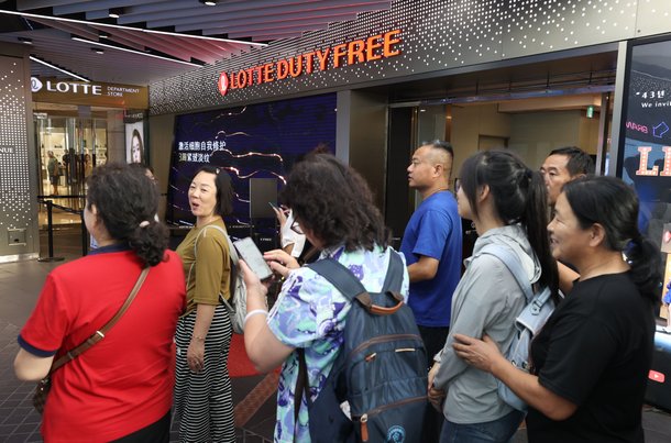 지난달 24일 오후 서울 한 면세점에 중국 단체 관광객들이 들어서고 있다. /연합뉴스