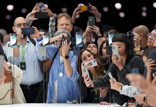 9월 12일현지 시각 미국 캘리포니아주 쿠퍼티노 애플 본사에서 열린 원더러스트 행사에서 사람들이 새로 출시된 아이폰 15 프로를 촬영하고 있다./로이터 연합뉴스