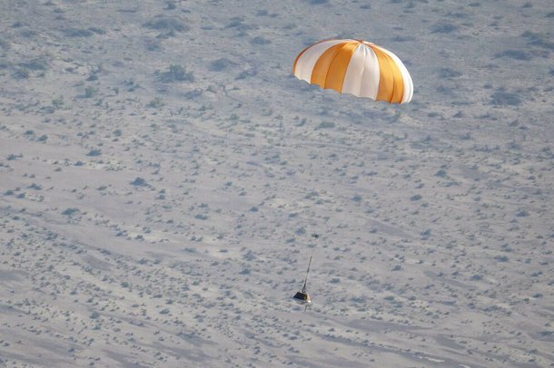 지난달 30일 미 국방부 유타 시험·훈련장에서 오시리스-렉스가 투하한 캡슐을 회수하기 위해 낙하 시험을 진행하고 있다. 캡슐에는 2020년 10월 채취한 소행성 베누의 암석 샘플이 담겨 있다. 캡슐은 24일 지구로 낙하할 예정이다./NASA 제공