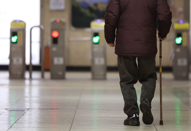 지하철 종로3가역에 한 노인이 개찰구를 향해 걸어가고 있다./연합뉴스