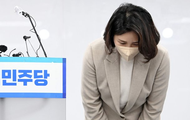 더불어민주당 이재명 대표의 아내 김혜경씨가 작년 2월 더불어민주당 중앙당사에서 자신과 관련한 각종 논란에 대해 기자회견을 하며 고개 숙여 사과하고 있다./뉴스1