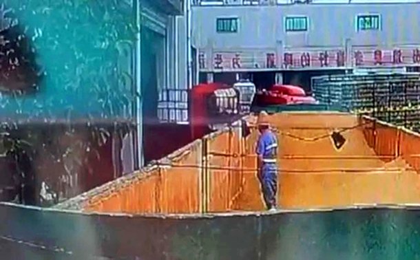 중국 산둥성 칭다오 맥주 제3공장에서 촬영된 것으로 알려진 영상 속의 한 장면. 작업복을 입은 남성이 맥주 원료맥아에 오줌을 누는 것으로 보이는 행동을 하고 있다. 이 영상은 지난 19일 중국의 소셜미디어 ‘웨이보’에 올라와 파장을 일으키고 있다./웨이보