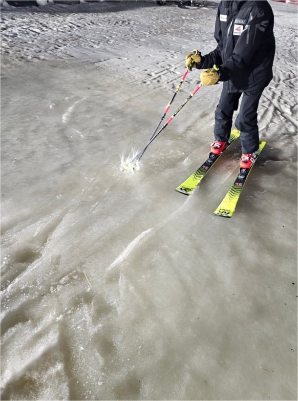 강원 평창에 있는 한 스키장의 눈이 녹은 모습. /인터넷 커뮤니티 캡쳐