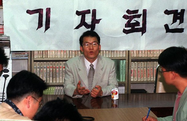 한총련 강위원 의장전남대 총학생회장이 1997년 6월 4일 밤 한양대를 빠져나가 서울대에서 이석씨 폭행치사 사건 등과 관련, 기자회견을 하고 있다./조선DB