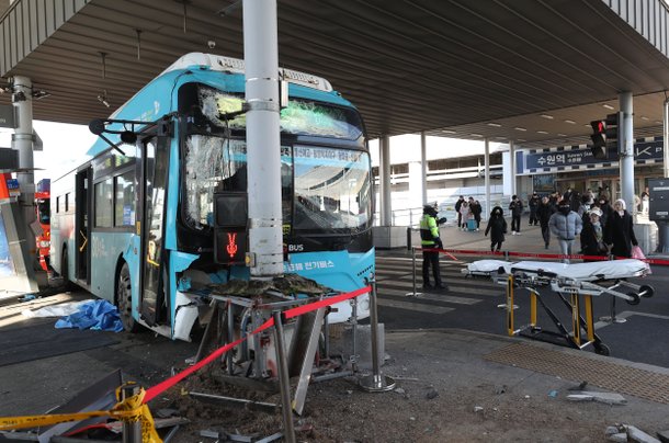 22일 오후 경기 수원시 권선구 수원역 환승센터에서 시내버스가 시민 다수를 치는 사고가 발생했다. /뉴스1