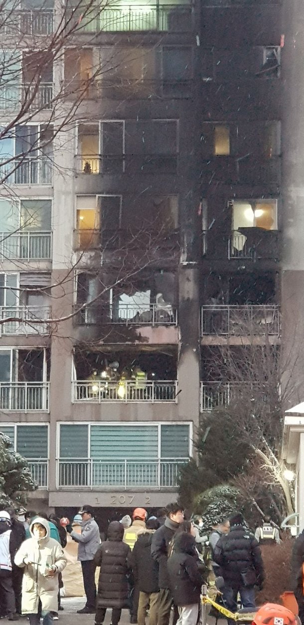 25일 오전 4시 57분 쯤 서울 도봉구 방학동에 있는 고층 아파트 3층에서 불이 나 고층까지 불이 번졌다./연합뉴스