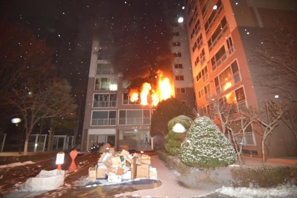 성탄절인 25일 오전 4시57분쯤 서울 도봉구 방학동의 한 아파트에서 불이 나 2명이 숨지고 36명이 다치는 사고가 발생했다. /도봉소방서 제공//뉴스1