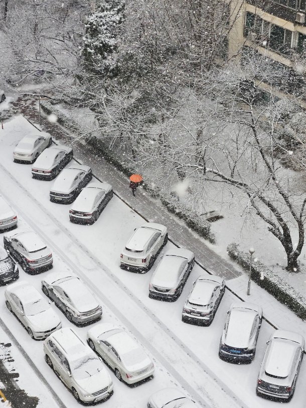 대설주의보가 내린 2023년 12월 29일 오전 서울 서초구 잠원동의 한 아파트 주차장에 눈이 쌓여 있다./전기병 기자