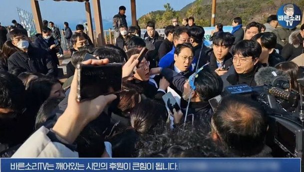 이재명 더불어민주당 대표가 2일 부산 가덕도 신공항부지 방문 중 피습을 당한 순간. /유튜브 바른소리TV 캡처