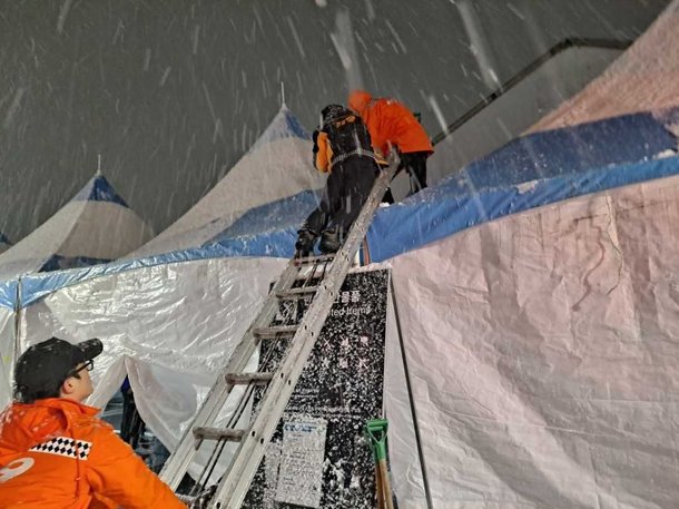 청소년올림픽 선수단 짐 보관 텐트 지붕 제설 작업. /강릉소방서 제공