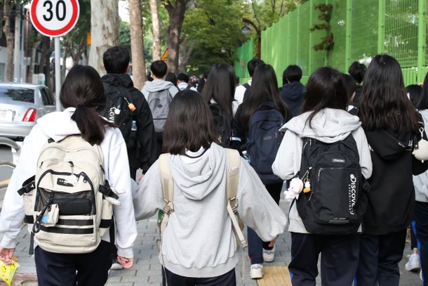 서울의 한 중학교 학생들이 등교하는 모습. 요즘 중2병이 옛날 사춘기보다 더 다루기 힘들어지는 이유는 극단적 핵가족화, 과열된 입시 경쟁, 극단적이고 자극적인 인터넷 정보의 범람 때문이라는 분석이 나온다. 특정 사진은 기사와 관련 없음 /뉴스1