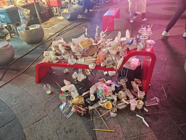 지난 16일 밤 서울 중구 명동예술극장 앞 공공벤치에 관광객들이 버린 각종 쓰레기가 쌓여있다. /김도연 기자