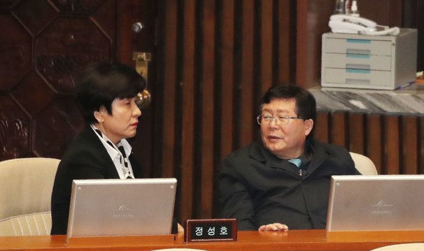 설훈 민주당 의원이 23일 오후 열린 본회의에서 김영주 국회부의장과 대화하고 있다. 김 부의장은 민주당의 하위 평가에 반발해 탈당 의사를 밝힌 상태다./뉴스1