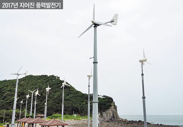 인천시가 2017년 옹진군 덕적도 북쪽 해변에 완공한 해상 풍력발전 단지 모습. /인천시