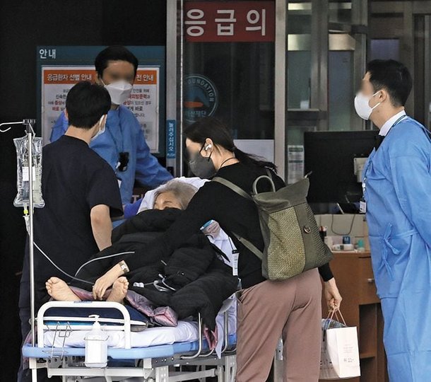 29일 서울의 한 대형 병원 응급의료센터에서 의료진이 환자를 이송하고 있다. 정부가 정한 복귀 시한이었던 이날 수련 병원 100곳에 돌아온 전공의는 294명오전 기준에 그쳤다. /오종찬 기자