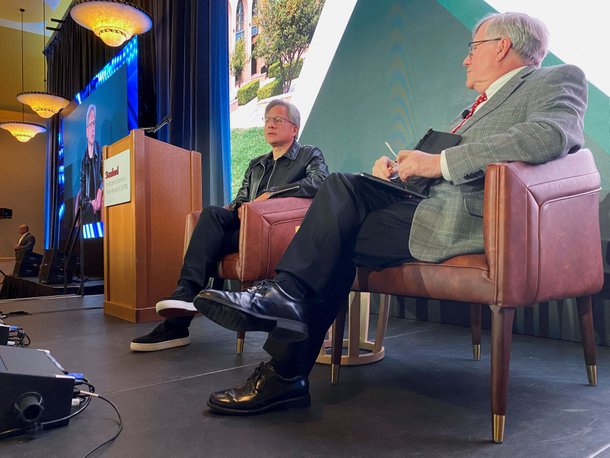 젠슨 황 엔비디아 CEO가 지난 1일 미국 스탠포드대에서 열린 한 경제 포럼 행사에 참석해 이야기를 나누고 있다./로이터연합뉴스