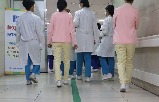 전공의 집단사직 2주째인 4일 오전 광주 동구 전남대병원에서 의료진이 이동하고 있다. /뉴스1