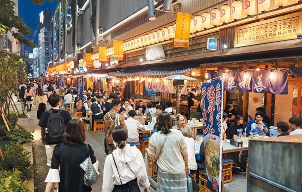 2023年 6月 24日日本東京澁谷駅の近く未夜店打共院のおいしい店通りが全世界から来た観光客たちににぎやかである./最終席記者
