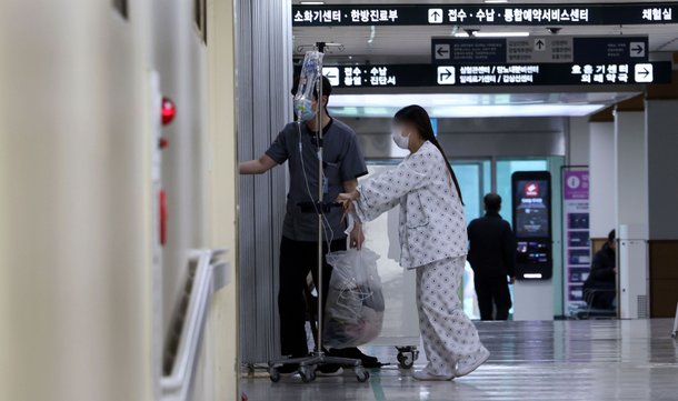 전공의 이탈 등 의사들의 집단행동이 계속되고 있는 10일 서울 중구 국립중앙의료원에서 한 환자가 이동하고 있다./연합뉴스
