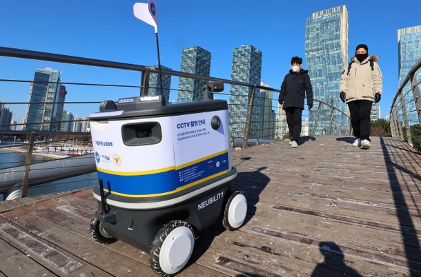 AI 자율주행 순찰로봇이 21일 오후 인천 연수구 송도국제도시 센트럴파크에서 시범 운영되고 있다./연합뉴스