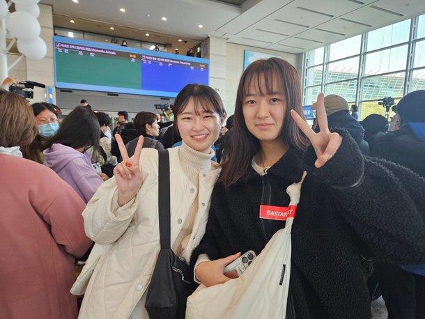 일본 오사카에서 공항 현장을 찾은 미카미 유나왼쪽와 나나미 자매가 15일 인천국제공항에서 포즈를 취했다. 오타니를 보기 위해 온 이들은 “오타니는 일본에선 ‘신’ 같은 존재