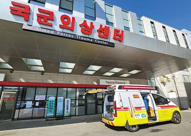 13일 경기 성남 국군수도병원 외상센터 앞에 경기 용인시에서 민간 환자를 이송해온 119 구급차가 서 있는 모습. /정해민 기자
