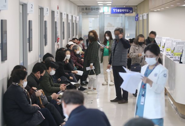 지난 12일 인천 계양구 인천세종병원 뇌혈관센터 접수실이 환자들로 붐비고 있다. /장련성 기자