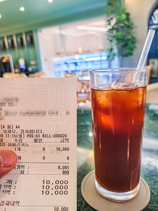 서울 청담동 어느 카페의 아이스 아메리카노 한 잔 가격이 1만원이다. 이보다 비싼 곳도 많다. /김용재 영상미디어 기자