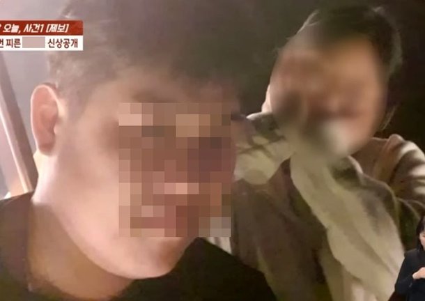 한 방송에서 공개된 여자친구를 190여 차례 찔러 살해한 A28씨의 사진. 실제 방송에선 피해자인 여자친구 얼굴만 모자이크되고, 가해자 얼굴은 그대로 노출됐다. /JTBC
