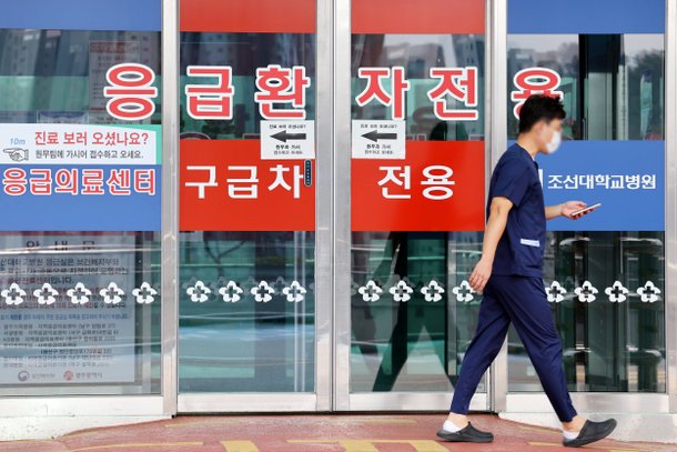 전국보건의료산업노동조합 광주·전남본부 조선대병원 지부의 총파업 닷새째인 지난 2일 오전 광주 동구 조선대병원 응급실 앞에서 한 의료진이 이동하고 있다. /연합뉴스