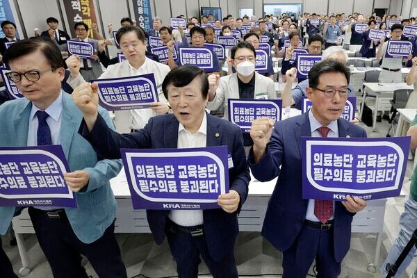 지난 8월 31일 서울 용산구 대한의사협회에서 열린 임시대의원총회에서 김교웅 대의원회 의장을 비롯한 참석자들이 의대 정원 증원 저지-필수의료 패키지 대응-간호법 저지를 위한 구호 제창을 하고 있다. /뉴시스