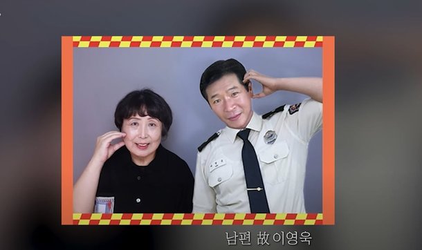 7년 전 화재 현장에서 순직한 고故 이영욱오른쪽 소방관과 그의 아내 이연숙씨가 함께 나온 즉석 가족사진. 소방청이 이번 추석을 맞아 고인의 생전 모습을 합성해 만든 것이다. 소방청은 이 사진을 유족들에게 선물했다. /유튜브 원더맨