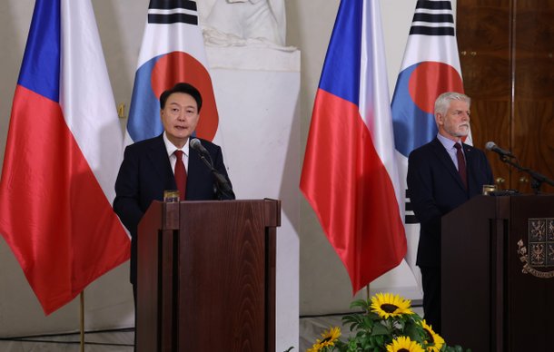 윤석열 대통령이 19일현지 시각 체코 프라하성에서 열린 페트르 파벨 체코 대통령과의 한·체코 정상 공동기자회견에서 발언하고 있다. /연합뉴스