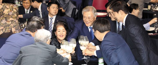 9·19 6주년 기념 행사서 건배하는 文 - 19일 오후 광주광역시 김대중컨벤션센터에서 열린 9·19 평양 공동선언 6주년 기념 행사에서 문재인 전 대통령 부부가 우원식문 전 대통령 오른쪽부터 시계 방향 국회의장, 조국혁신당 조국 대표, 김동연 경기지사 등과 건배를 하고 있다. /뉴스1