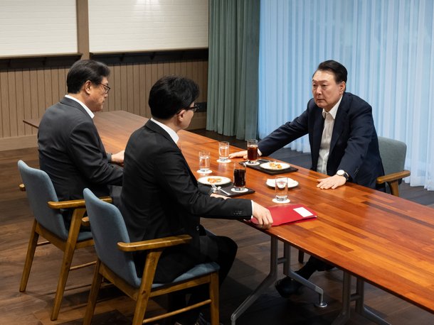 윤석열 대통령이 지난 21일 용산 대통령실 파인그라스에서 한동훈 국민의힘 대표와 면담하고 있다. 한 대표 왼쪽은 정진석 대통령 비서실장. /대통령실