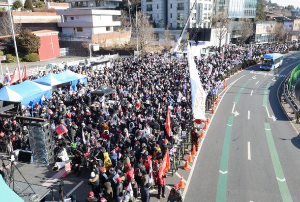 10일 오후 서울 용산구 한남동 대통령 관저 인근에서 보수단체가 주최한 탄핵 반대 집회가 열리고 있다./연합뉴스