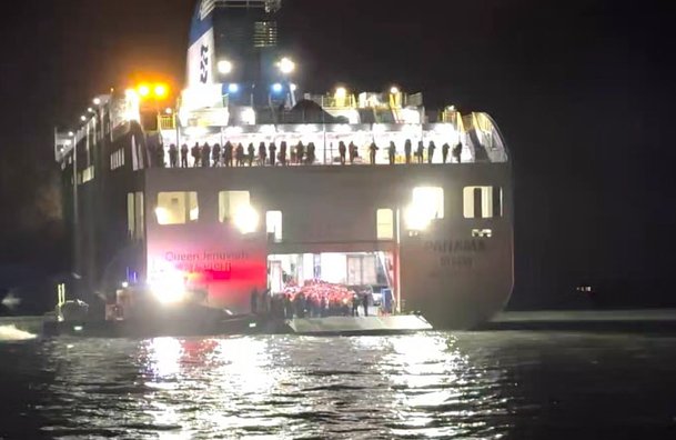 해경 구조세력 퀸제누비아2호 접근