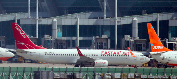 인천국제공항 계류장에 이스타항공 여객기와 제주항공 여객기가 멈춰 서 있다. /연합뉴스