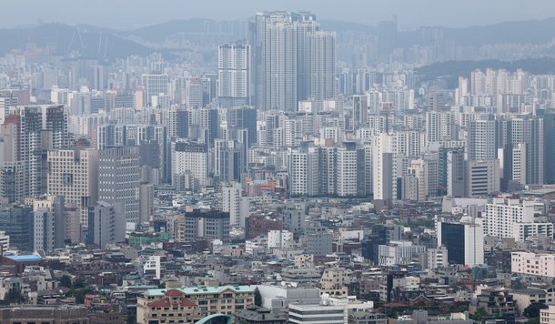 20일 오후 서울 남산에서 바라본 도심에 아파트 단지와 주택가가 보이고 있다. 올해 주택 거래 중 아파트가 차지하는 비중이 역대 최대인 것으로 나타났다. 반면 단독·다세대·연립 등 비非 아파트 거래 비중은 전세사기 여파로 역대 최저를 기록했다. 이날 한국부동산원의 주택유형별 매매거래에 따르면 올해 1분기 거래 중 아파트 비중은 75.8%으로 지난해보다 1.6%p 높아진 것으로 나타났다. 2024.5.20/뉴스1 ⓒ News1 장수영 기자