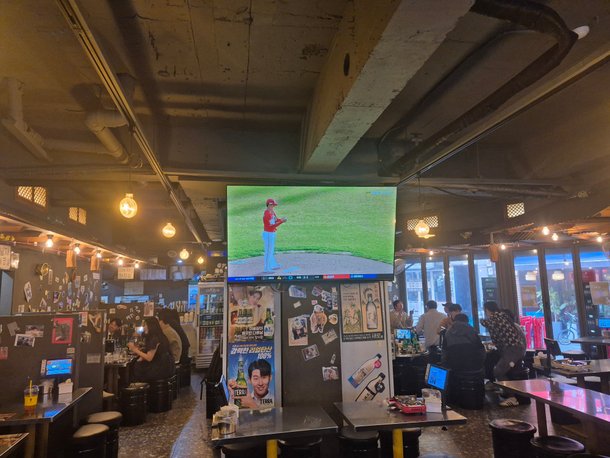 4일 인천 부평구 한 식당에 설치된 TV에서 프로야구 경기가 중계되고 있다./임희재 기자