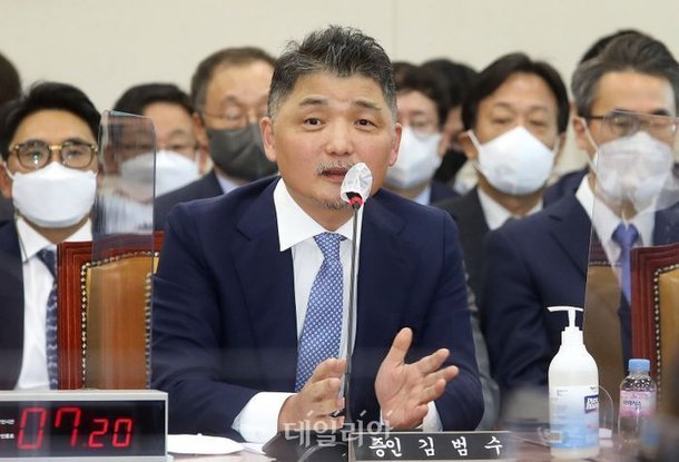 카카오 김범수, 시세조작 이어 횡령 의혹…커지는 사법 리스크