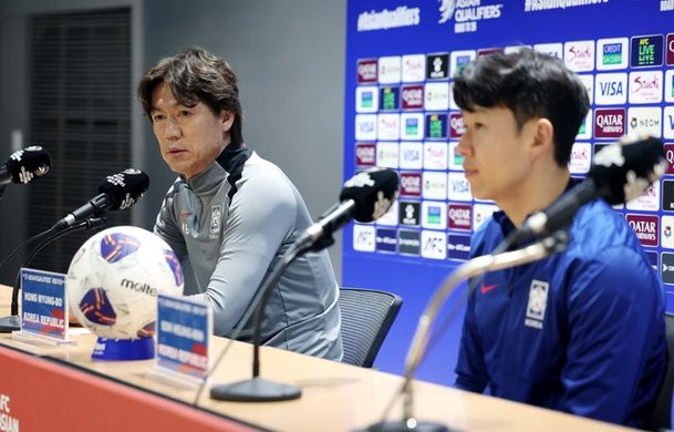 오만전 앞둔 홍명보 감독 "김민재 공백, 소통과 리더십 갖춘 선수로" : 네이트 스포츠 - News Directory 3