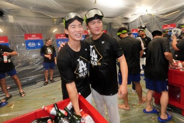 WS 우승 확정 뒤 동료들과 환호하는 김혜성