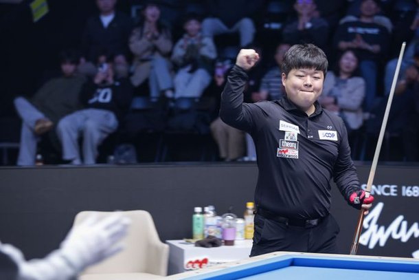 멕스를 꺾고 결승 진출을 확정한 뒤 주먹을 쥐는 조명우