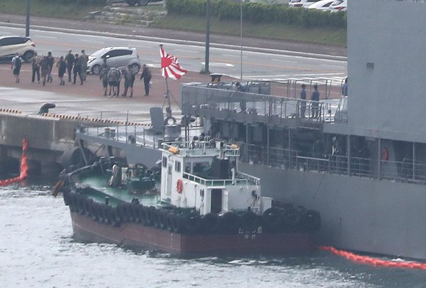 ‘욱일기’ 단 일본 호위함, 부산 해군작전기지에 입항