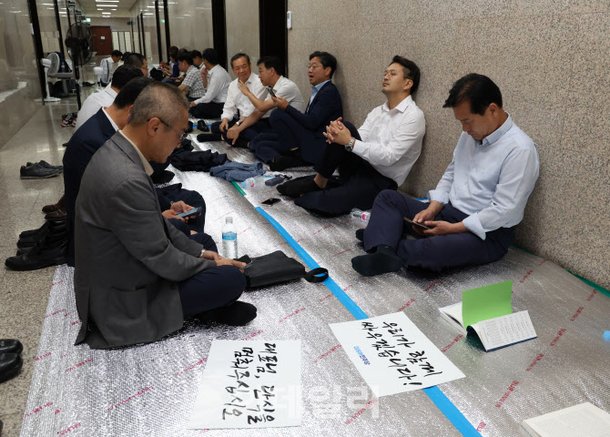 [포토]이재명 대표 단식투쟁 18일째, 대표실 앞 지키는 민주당 의원들