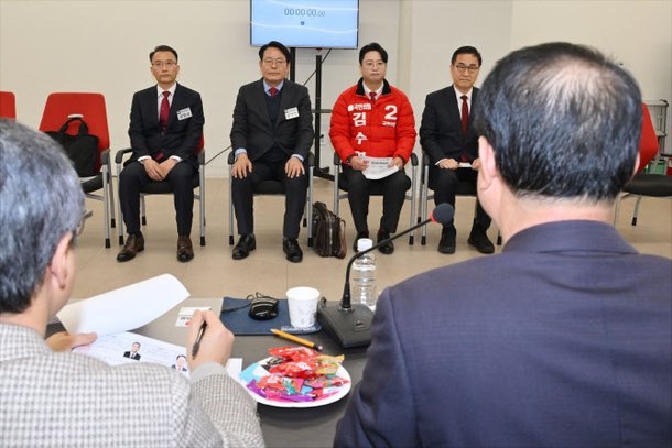 與 영남 공천심사면접…현역vs尹참모·내각 대결 구도 뚜렷