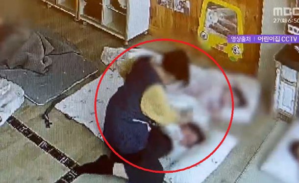 2살 아이 30분간 짓눌렀다…CCTV 속 모습에 부모 경악