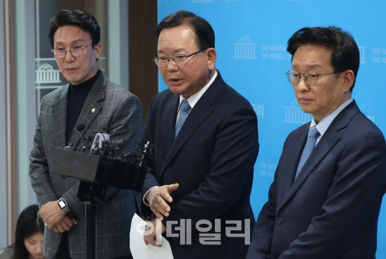 민주당 총선 선대위 출범…이재명·이해찬·김부겸 3인 공동위원장